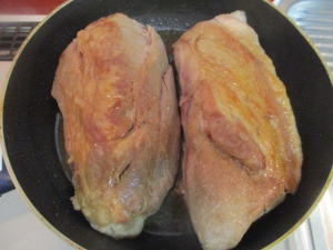 豚肉の水気を軽く拭き、フライパンに油大さじ１を引いて、豚肉を転がしながら焼き色をつける