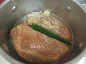 圧力鍋に豚肉を入れ、Bとビニル袋に残った調味料を入れて、22分加熱する