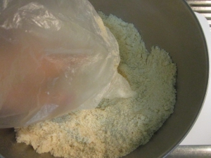 バターを入れて、粉をまぶしつけながら潰してさらさらにする。