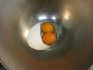 卵黄とグラニュー糖の半量を混ぜる