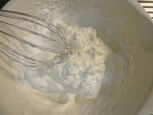 卵白を少しずつグラニュー糖を入れながら泡立て、しっかりしたメレンゲを作る