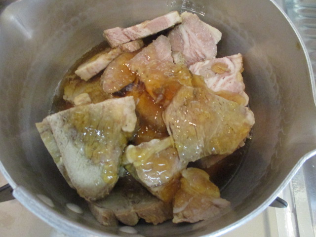 鍋に煮豚と調味料を入れて温める