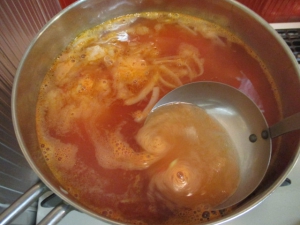 玉ねぎがしんなりしたら、トマト缶と水を入れて沸かす