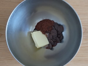 ボウルにチョコレート、バター、ココアパウダーを入れて湯せんにかけて溶かしておく