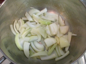 鍋にオリーブ油大さじ1/2を引き、にんにくを炒める