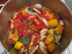 トマト缶と水を入れて沸かす。沸いたら固形ブイヨンを入れ、落し蓋をして弱火で15分煮る